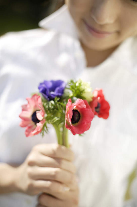 东方人,一个人,站,竖图,俯视,室外,白天,亚洲,仅一个年轻女性,仅一个女性,仅一个人,握,阴影,服装,朦胧,模糊,盛开,光线,影子,拿,花蕾,拿着,休闲装,黄种人,花,花瓣,花朵,鲜花,衣服,阳光,花苞,花蕊,站着,休闲,休闲服,菊花,握着,服饰,金光菊,黑心菊,臭菊,黑眼菊,年轻女性,女人,女性,亚洲人,站立,半身,彩图,高角度拍摄