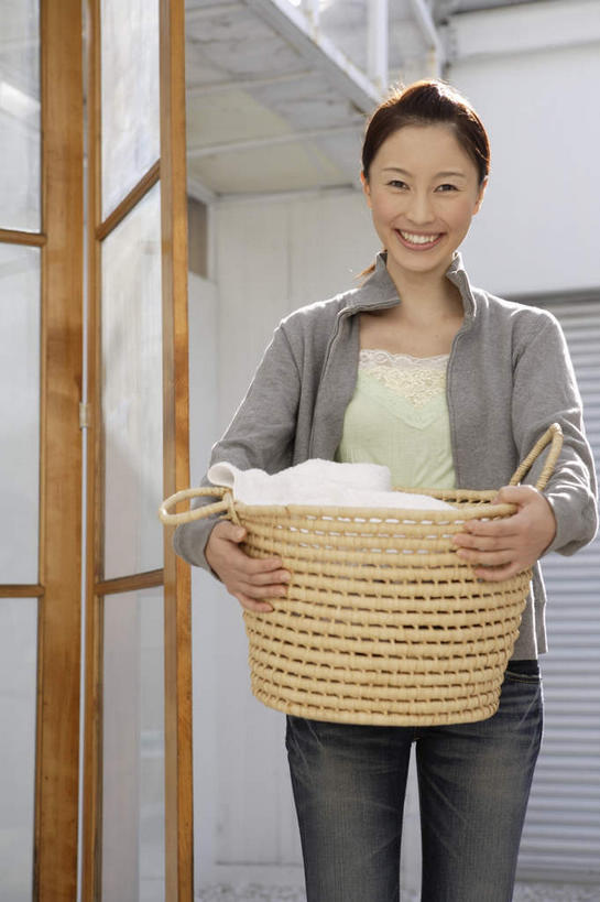 东方人,一个人,家庭主妇,站,抱,笑,微笑,露齿笑,竖图,室内,白天,正面,门,玻璃,纺织品,亚洲,仅一个年轻女性,仅一个女性,仅一个人,阴影,光线,箩筐,影子,注视,黄种人,玻璃制品,一个,白色,阳光,容器,毛巾,门框,观察,看,站着,藤编,单个,抱着,观看,储藏,察看,搂着,储存,关注,洗衣篮,年轻女性,女人,女性,亚洲人,主妇,怀抱,搂,搂抱,相抱,拥抱,站立,半身,彩图,贮存