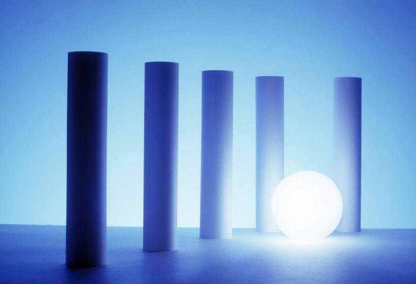 无人,横图,室内,特写,白天,正面,静物,五个,一排,许多,蓝色背景,整齐,圆柱,排列,球体,闪耀,摄影,影棚,闪烁,队列,闪动,闪灼,彩图,影棚拍摄,拍摄