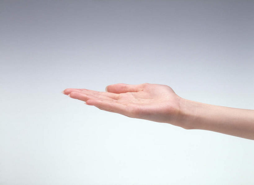 东方人,手,指甲,一个人,横图,室内,特写,白天,侧面,亚洲,仅一个年轻女性,仅一个女性,仅一个人,灰色背景,服装,摊开,休闲装,黄种人,一只,衣服,休闲,手部,手指,休闲服,摄影,服饰,影棚,纤细,年轻女性,女人,女性,亚洲人,手指甲,半身,彩图,影棚拍摄,拍摄