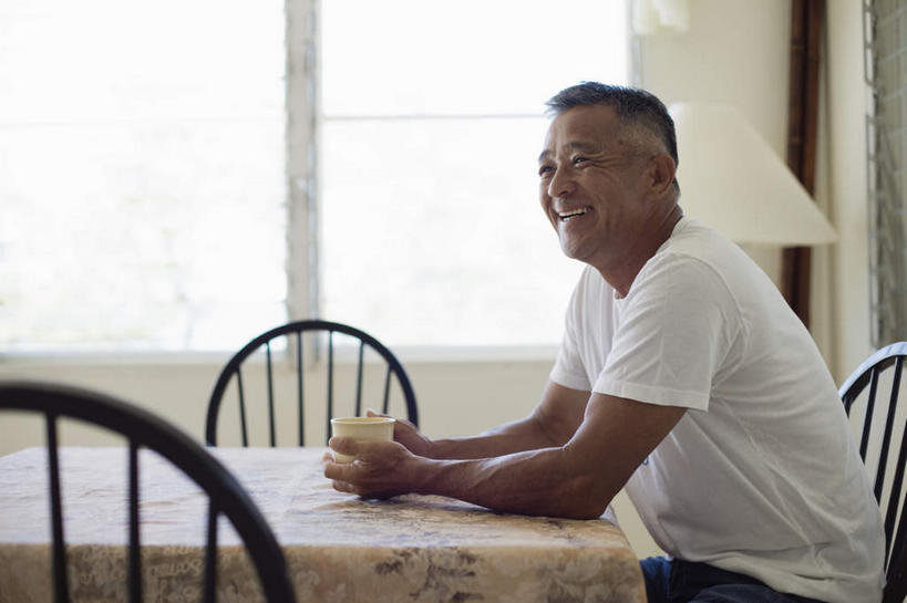 东方人,一个人,捧,笑,微笑,露齿笑,横图,室内,白天,侧面,餐桌,窗户,台灯,桌子,杯子,椅子,照明,亚洲,仅一个男性,仅一个人,一排,服装,整齐,瓷器,木椅,灯光,咖啡杯,陶瓷制品,注视,休闲装,黄种人,玻璃窗,灯,排列,一个,衣服,灯具,观察,看,仅一个老年男性,休闲,休闲服,服饰,单个,餐台,观看,照亮,察看,照明设备,队列,关注,瓷杯,两扇,老年男性,男人,男性,亚洲人,端,端着,捧着,手捧,半身,彩图