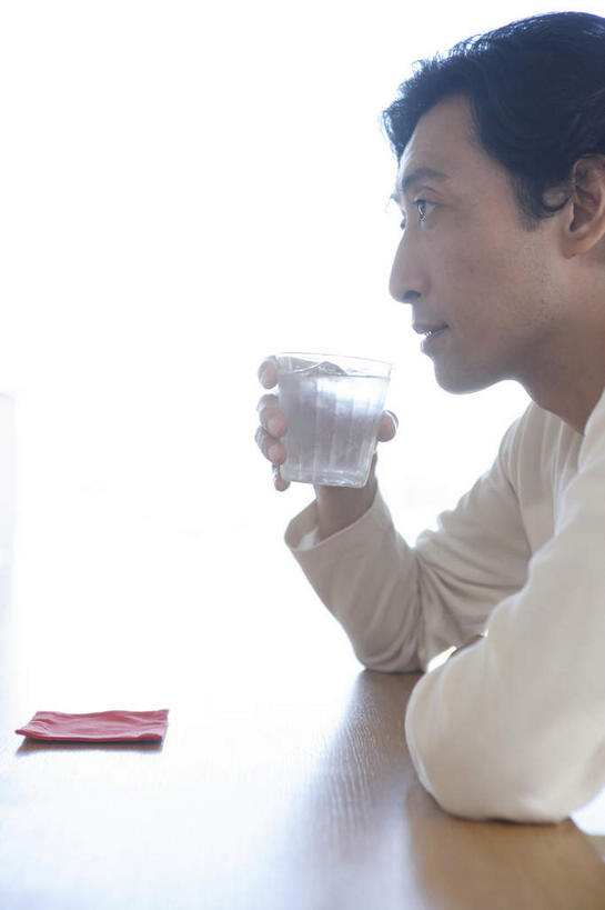 东方人,一个人,坐,竖图,室内,白天,侧面,餐桌,桌子,杯子,亚洲,仅一个男性,仅一个人,一张,撑,喝,握,阴影,服装,光线,木制,影子,纸,休闲装,黄种人,玻璃制品,仅一个年轻男性,一个,衣服,红色,阳光,木制品,水杯,休闲,休闲服,握着,服饰,单个,餐台,撑着,男人,男性,年轻男性,亚洲人,玻璃杯,坐着,半身,彩图