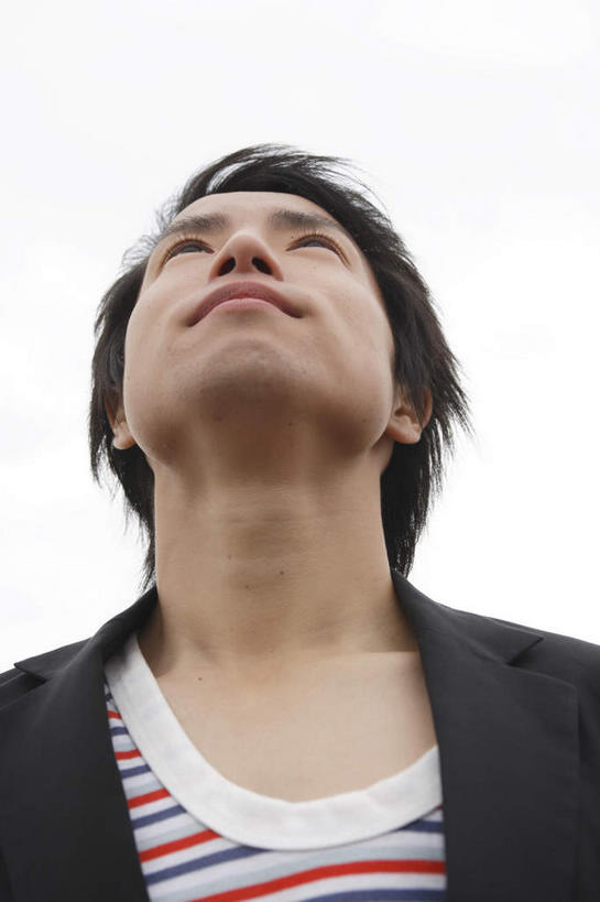 东方人,一个人,竖图,室内,白天,仰视,亚洲,仅一个男性,仅一个人,条纹,服装,注视,休闲装,黄种人,仅一个年轻男性,衣服,红色,蓝色,白色,黑色,蓝天,天空,天,看,休闲,休闲服,服饰,晴朗,关注,万里无云,男人,男性,年轻男性,亚洲人,晴空,晴空万里,抬头,仰头,半身,彩图,低角度拍摄,短发