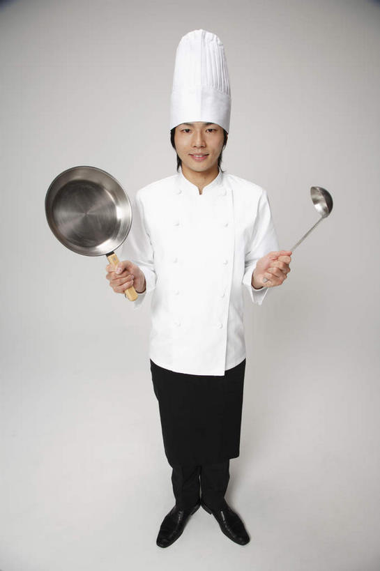东方人,一个人,厨师,站,竖图,俯视,室内,白天,白色背景,餐具,帽子,亚洲,仅一个男性,仅一个人,炒锅,注视,黄种人,仅一个年轻男性,汤勺,观察,看,站着,摄影,影棚,观看,察看,关注,厨师帽,男人,男性,年轻男性,亚洲人,厨师长,厨子,大厨,主厨,进餐用具,烹调用具,站立,彩图,高角度拍摄,全身,影棚拍摄,拍摄