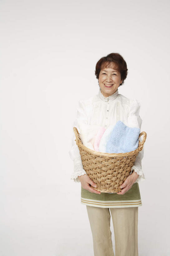 东方人,一个人,站,笑,微笑,露齿笑,竖图,室内,白天,白色背景,正面,亚洲,仅一个女性,仅一个人,服装,纺织物,篮子,注视,休闲装,黄种人,衣服,黑色,容器,毛巾,观察,看,清洁,站着,休闲,休闲服,摄影,服饰,仅一个老年女性,影棚,观看,储藏,保暖,察看,储存,关注,洗衣篮,透气,防水,储水,耐磨,吸水,老年女性,女人,女性,亚洲人,站立,半身,彩图,影棚拍摄,拍摄,贮存,短发