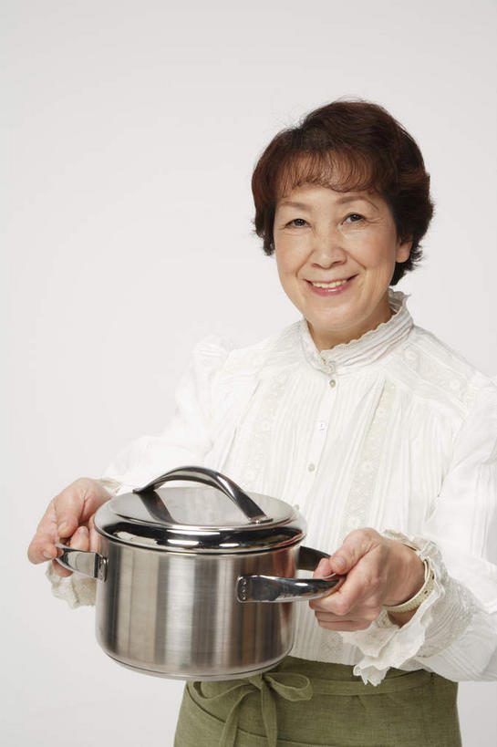 东方人,一个人,站,笑,微笑,露齿笑,竖图,室内,白天,白色背景,正面,餐具,亚洲,仅一个女性,仅一个人,汤锅,注视,黄种人,黑色,观察,看,站着,摄影,仅一个老年女性,影棚,观看,察看,关注,老年女性,女人,女性,亚洲人,进餐用具,烹调用具,站立,半身,彩图,影棚拍摄,拍摄,短发