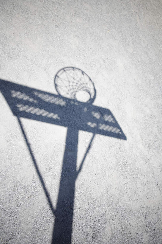 无人,竖图,俯视,室外,白天,正面,锻炼,运动,篮球,东京,日本,亚洲,阴影,反射,光线,篮球架,影子,篮球装备,运动器械,阳光,健身器械,健身器材,篮球运动,东亚,本州,关东地方,本州岛,日本国,东京都,多摩,多摩市,体育,彩图,高角度拍摄,健身,运动器材