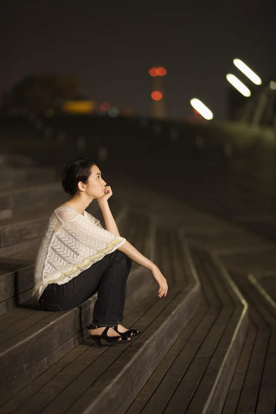 东方人,一个人,竖图,室外,夜晚,侧面,楼梯,神奈川,日本,亚洲,仅一个人,阴影,服装,光线,影子,阶梯,灯光,神奈川县,注视,休闲装,黄种人,台阶,衣服,观察,看,休闲,休闲服,沉思,服饰,期待,观看,察看,撑着,关注,东亚,本州,关东地方,本州岛,日本国,藤泽,藤泽市,孤独,年轻女性,女人,亚洲人,坐着,彩图,全身