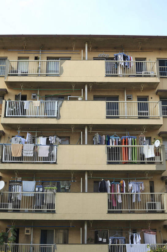 无人,家,露台,竖图,室外,白天,正面,度假,美景,窗户,阳台,城市风光,城市,神奈川,日本,亚洲,晾晒,房屋,屋子,景观,公寓,神奈川县,娱乐,水管,洋房,楼房,玻璃窗,住宅,衣服,蓝色,蓝天,天空,天,晒衣服,享受,休闲,景色,放松,排水管,多层,东亚,本州,关东地方,本州岛,日本国,藤泽,藤泽市,彩图,房子,露天阳台