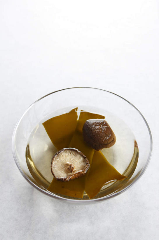 无人,竖图,俯视,室内,特写,白天,白色背景,水,蔬菜,玻璃,阴影,新鲜,反射,液体,影子,水滴,菌菇,香菇,海带,食品,菌类,玻璃制品,食物,两个,容器,碗,食用菌,摄影,有机食品,绿色食品,影棚,储藏,储存,江白菜,彩图,高角度拍摄,影棚拍摄,拍摄,贮存