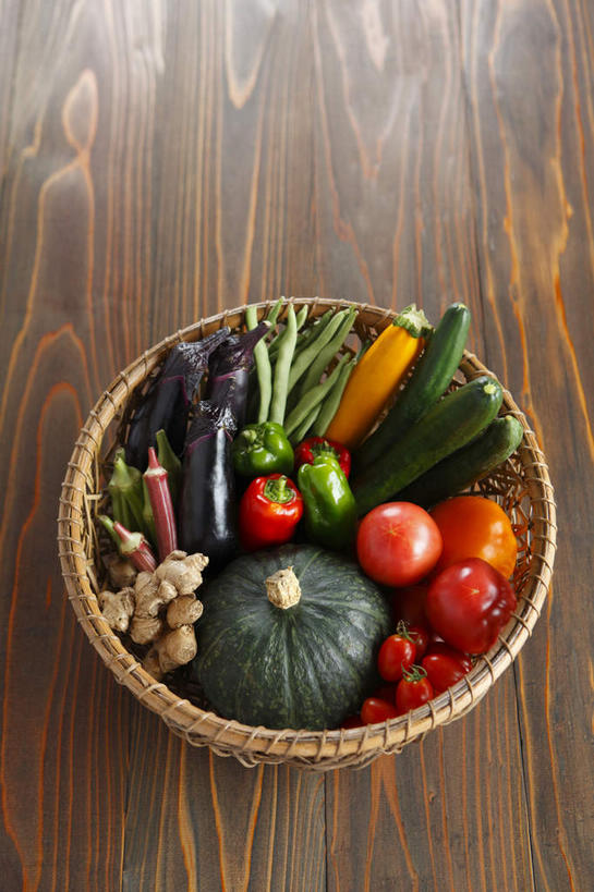 无人,竖图,俯视,室内,特写,白天,植物,餐桌,桌子,豆,黄瓜,姜,南瓜,茄子,蔬菜,西红柿,许多,新鲜,篮子,金瓜,豆类,豆子,青椒,秋葵,刀豆,食品,菜篮,很多,四季豆,番瓜,食物,有机食品,绿色食品,餐台,麦瓜,倭瓜,毛茄,羊角豆,芸豆,豆科,大椒,菜豆,二季豆,白肾豆,架豆,玉豆,去豆,菜椒,黄秋葵,咖啡黄葵,甜椒,柿子椒,生姜,青瓜,落苏,酪酥,老姜,昆仑瓜,胡瓜,番茄,灯笼椒,矮瓜,彩图,高角度拍摄