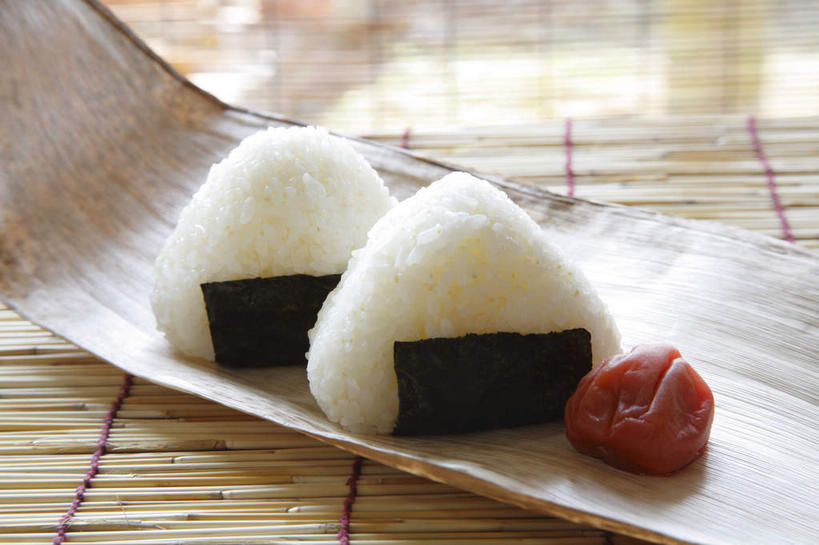 米饭,寿司,无人,横图,俯视,室内,特写,白天,烹饪,桌面,桌子,竹制,木制,日本料理,料理,食品,饭,菜肴,美食,食物,两个,木制品,日式料理,日式,佳肴,五谷,竹制品,醋饭,四喜饭,寿司帘,寿司席,寿司竹,寿司竹卷,寿司竹席,彩图,高角度拍摄