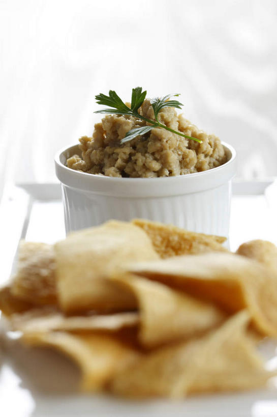 无人,竖图,俯视,室内,特写,白天,白色背景,烹饪,西餐,餐桌,桌子,土豆,切片,朦胧,模糊,料理,食品,菜肴,美食,食物,西式,摄影,佳肴,影棚,餐台,馍馍蛋,豆渣,洋芋,山药蛋,马铃薯,彩图,高角度拍摄,影棚拍摄,拍摄