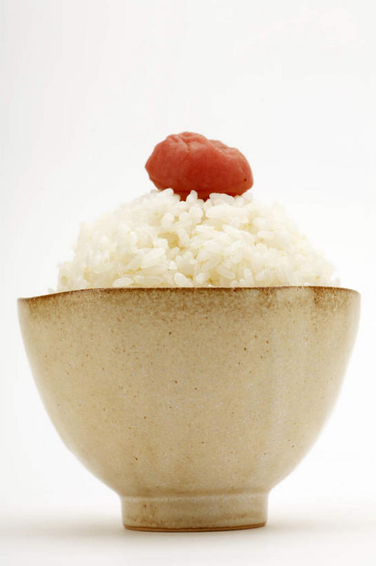 米饭,无人,竖图,室内,特写,白天,白色背景,仰视,烹饪,餐桌,桌子,餐具,日本料理,料理,食品,饭,菜肴,美食,食物,一个,碗,日式料理,日式,摄影,佳肴,影棚,单个,餐台,五谷,梅干,一碗,进餐用具,烹调用具,彩图,低角度拍摄,影棚拍摄,拍摄