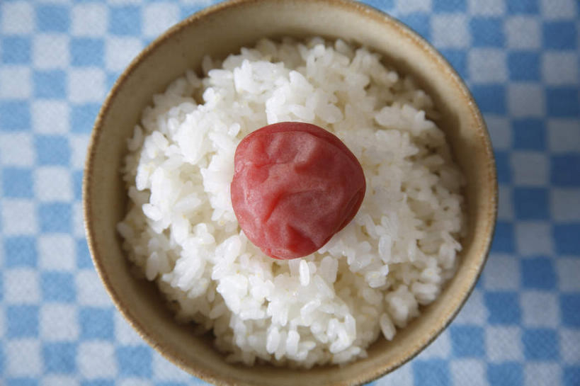 米饭,无人,横图,俯视,室内,特写,白天,白色背景,烹饪,餐桌,桌子,餐具,透明,布料,格子,日本料理,料理,食品,饭,布纹,菜肴,美食,桌布,食物,一个,蓝色,餐巾,台布,碗,日式料理,日式,摄影,佳肴,影棚,单个,餐台,五谷,梅干,一碗,理智,沉静,冷色,高深,冷淡,进餐用具,烹调用具,彩图,高角度拍摄,影棚拍摄,拍摄