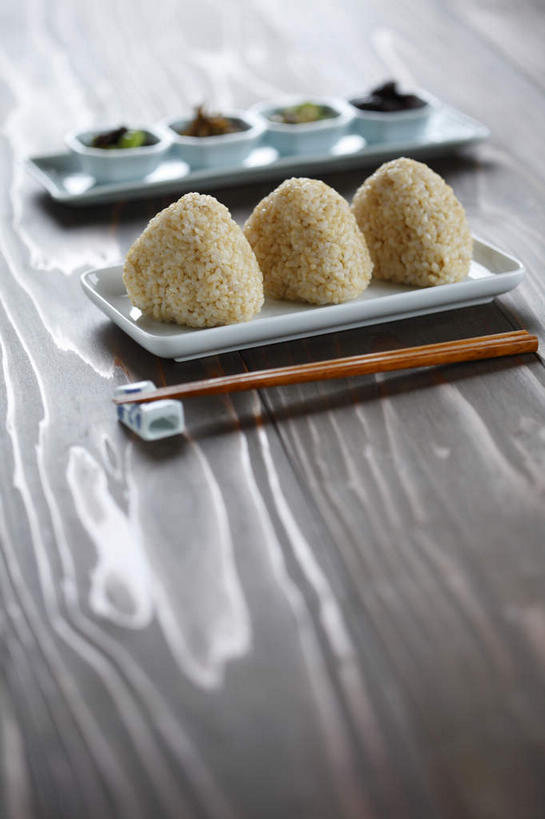 饭团,无人,竖图,室内,白天,正面,烹饪,中餐,餐桌,筷子,桌子,餐具,阴影,光线,碟子,盘,影子,料理,食品,筷架,筷枕,文化,传统,菜肴,美食,食物,三个,阳光,盘子,碟,中式,佳肴,餐台,礼节,筷子架,礼仪,进餐用具,彩图