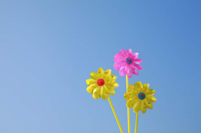 无人,横图,彩色,室外,特写,白天,仰视,快乐,自由,幸福,美景,风车,玩具,盛开,景观,旋转,娱乐,花,花瓣,花朵,鲜花,黄色,红色,蓝色,蓝天,天空,自然,天,花蕊,休闲,喜庆,景色,活力,转动,晴朗,希望,五颜六色,吉祥,蓝,象征,自然风光,和平,五彩缤纷,梦想,忠诚,万里无云,进取,灵动,勇敢,勤奋,团结,幸运,晴空,晴空万里,彩图,低角度拍摄