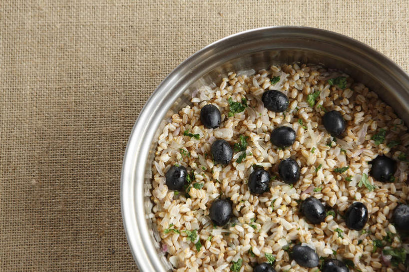 米饭,无人,横图,俯视,室内,特写,白天,金属制品,一堆,许多,堆叠,堆积,金属,食品,褐色,饭,葱花,火腿,食物,一个,容器,碗,奶油,单个,储藏,堆,五谷,膳食,储存,乌榄,美观,彩图,高角度拍摄,贮存