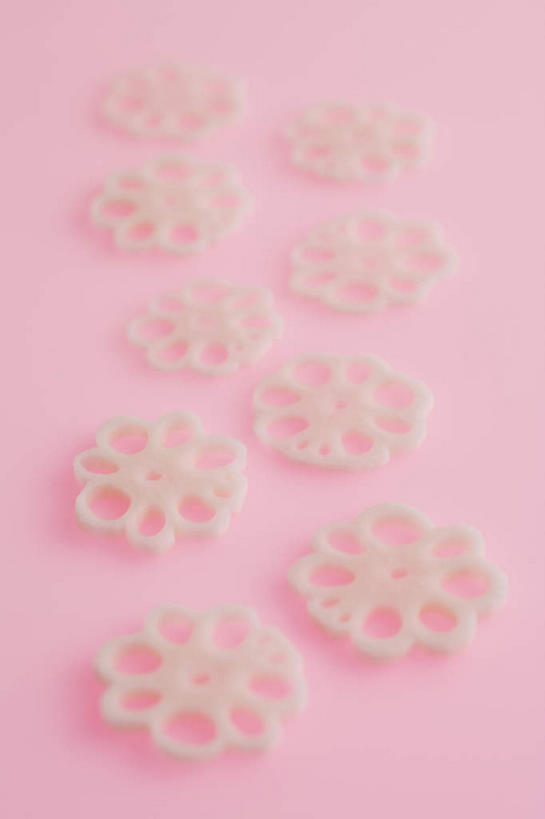 无人,竖图,俯视,室内,特写,白天,蔬菜,许多,粉色背景,新鲜,食品,很多,藕,饮食,食物,花样,摄影,雕花,有机食品,绿色食品,影棚,莲藕,花式,彩图,高角度拍摄,影棚拍摄,拍摄