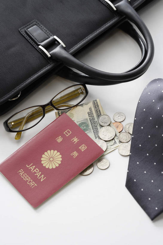 无人,竖图,俯视,室内,特写,白天,白色背景,商务,钱,美元,静物,包,公文包,钱币,眼镜,领带,美金,衣服,钞票,金融,纸币,摄影,影棚,经济,公事包,散乱,护照,象征,庄重,着装,身份,近视眼镜,流通,纸钞,贸易,身份证,正式,地位,货币,现金,硬币,彩图,高角度拍摄,影棚拍摄,拍摄