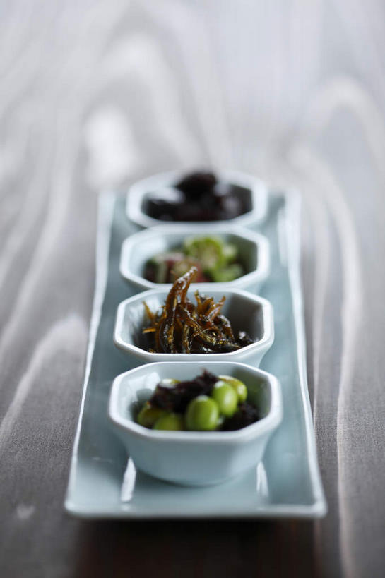 无人,竖图,俯视,室内,特写,白天,蔬菜,餐具,一排,花纹,灰色背景,朦胧,模糊,日本文化,新鲜,整齐,木桌,日本料理,美味,食品,餐盘,肉类,食物,排列,碗,有机食品,绿色食品,虚化,简单,队列,东亚文化,美观,进餐用具,烹调用具,彩图,高角度拍摄