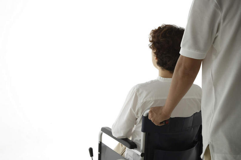 西方人,两个人,医生,病人,坐,拉,推,横图,室内,白天,白色背景,欧洲,欧洲人,握,服装,工具,拿,拿着,注视,背面,衣服,轮椅,复健,观察,看,靠,靠着,医护人员,医疗人员,康复,器械,握着,摄影,服饰,影棚,观看,察看,医疗设备,病服,关注,医疗器械,医疗工具,辅助设备,男人,男性,年轻男性,白种人,大夫,患者,就医者,坐着,半身,彩图,影棚拍摄,拍摄