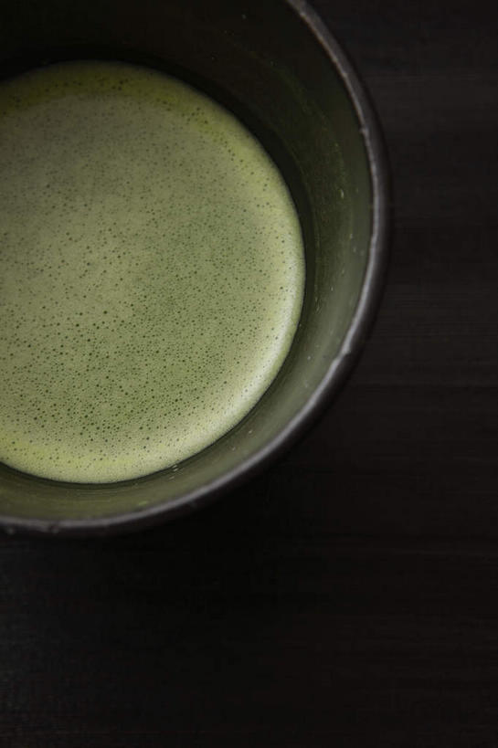 无人,竖图,俯视,室内,特写,白天,幸福,茶,杯子,黑色背景,陶瓷,抹茶,茶叶,陶瓷制品,一杯,娱乐,一个,黑色,水杯,享受,休闲,温馨,放松,乐趣,摄影,影棚,单个,提神,舒适,醒脑,茶杯,彩图,高角度拍摄,影棚拍摄,拍摄