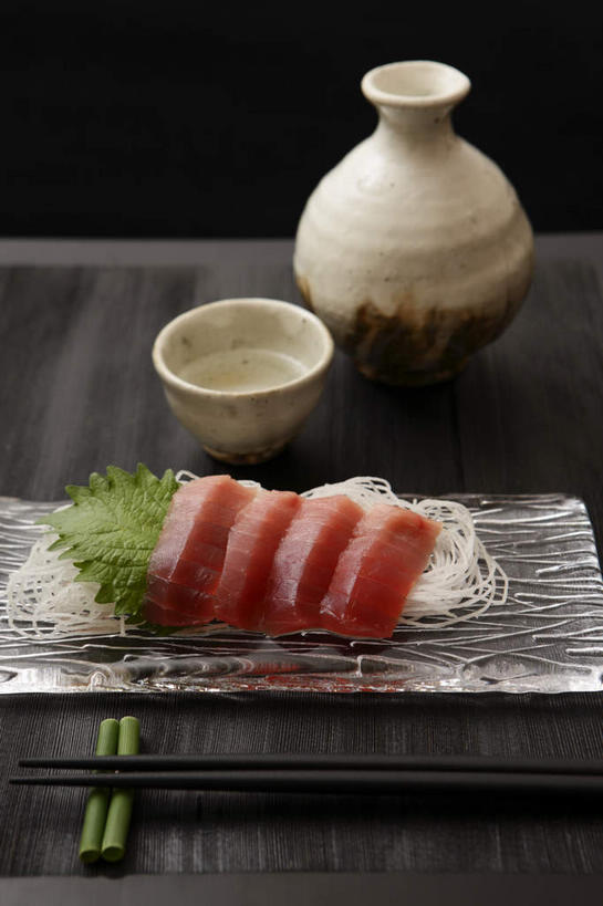 无人,竖图,室内,特写,白天,正面,烹饪,中餐,筷子,杯子,餐具,一排,一双,整齐,瓷器,碟子,盘,陶瓷,肉,鱼肉,料理,食品,筷架,陶瓷制品,鲔鱼,筷枕,文化,传统,白菜,金枪鱼,菜肴,美食,肉类,酒瓶,食物,排列,一个,盘子,酒杯,瓶子,碟,中式,四块,佳肴,单个,礼节,筷子架,吞拿鱼,队列,粉条,礼仪,肉食,进餐用具,彩图