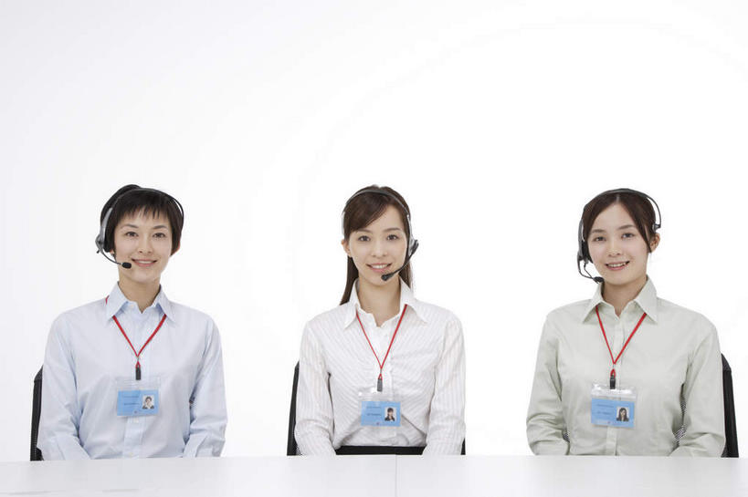 东方人,三个人,同事,商务人士,商务女性,办公室,坐,笑,微笑,露齿笑,横图,室内,白天,白色背景,正面,通讯,成功,合作,团队,集体,信心,客服,家具,桌子,亚洲,套装,信息,办公桌,话务员,注视,黄种人,标识,吊牌,队伍,耳机,耳麦,话筒,胸牌,观察,看,服务,通信,摄影,影棚,观看,协调,察看,徽章,麦克风,领导,成就,关注,销售,商务装,身份,合伙,领袖,工薪阶层,客服人员,胸章,电话销售,胸卡,办公家具,编号牌,雕刻牌,工号牌,胸号牌,胸徽,员工牌,接待员,年轻女性,女人,女性,亚洲人,白领,接线员,上班族,坐着,半身,彩图,影棚拍摄,拍摄