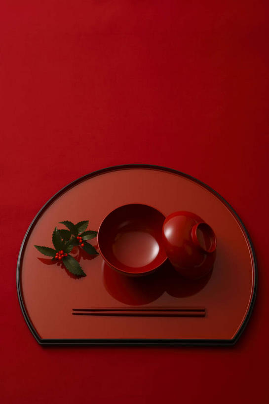 无人,竖图,俯视,室内,白天,筷子,餐具,叶子,托盘,一双,许多,红色背景,陶瓷,绿叶,陶瓷制品,文化,传统,一个,碗,嫩叶,摄影,冬青,影棚,单个,礼节,礼仪,枸骨冬青,构骨,猫儿刺,鸟不宿,叶,叶片,进餐用具,烹调用具,彩图,高角度拍摄,影棚拍摄,拍摄