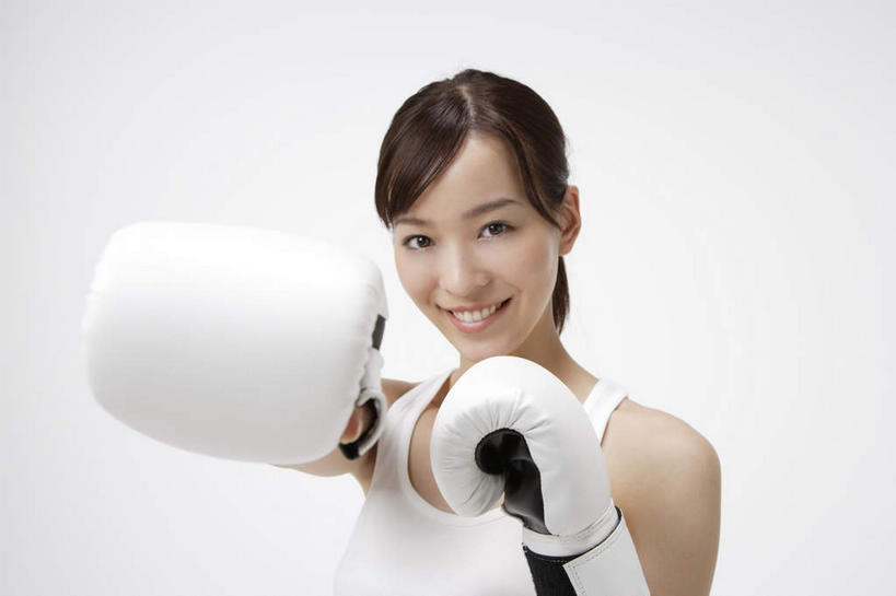 东方人,一个人,拳击手,站,举,笑,微笑,露齿笑,横图,室内,白天,白色背景,正面,锻炼,安全,比赛,运动,拳击,亚洲,仅一个年轻女性,仅一个女性,仅一个人,服装,拳套,背心,防护,注视,休闲装,黄种人,衣服,白色,手套,观察,看,托,站着,休闲,休闲服,摄影,服饰,影棚,观看,保护,察看,关注,保险,保全,周全,安稳,安定,防护手套,平安,体育,年轻女性,女人,女性,亚洲人,拳击家,拳击运动员,举起,举手,举着,向上举,向上伸,向上托,站立,半身,彩图,影棚拍摄,健身,拍摄