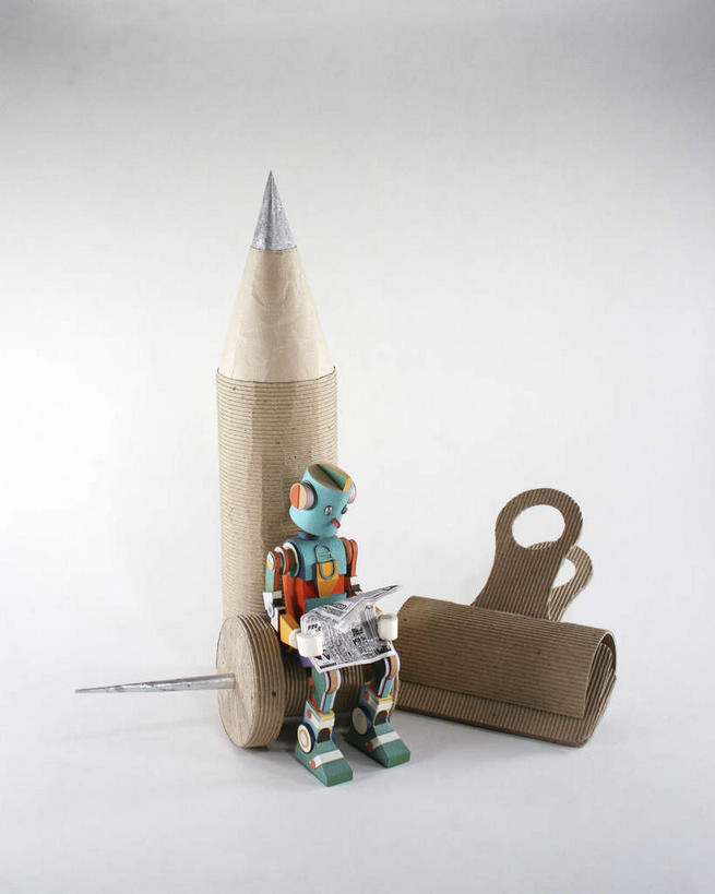 一个人,无人,坐,竖图,室内,白天,正面,游戏,报纸,玩具,仅一个人,握,灰色背景,信息,笔,办公用品,拿,玩,拿着,注视,娱乐,文具,夹子,铅笔,学习用品,低头,观察,看,休闲,益智,握着,摄影,影棚,观看,活动,新闻,笔尖,文具用品,察看,锋利,尖锐,发泄,关注,消遣,智力,尖利,衣夹,宣泄,垂头,犀利,玩耍,嬉戏,坐着,彩图,全身,影棚拍摄,拍摄,报刊