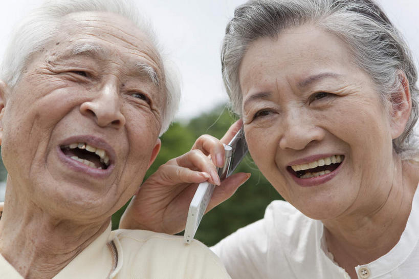 东方人,脸,头,脸颊,两个人,夫妻,坐,笑,打电话,大笑,横图,室外,特写,白天,正面,爱情,兴奋,植物,电话,手机,亚洲,朦胧,模糊,浪漫,听,黄种人,通讯设备,肩膀,树,绿色,自然,张嘴,恩爱,恋人,生长,成长,倾听,张大嘴巴,哈哈大笑,交流,老年男性,老年女性,男人,男性,女人,女性,亚洲人,头部,脸部,脸蛋,面部,夫妇,情侣,张开嘴,沟通,通话,坐着,半身,彩图,高兴,狂笑,伴侣