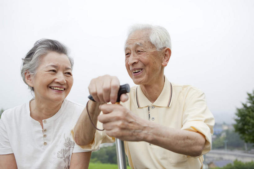 东方人,两个人,夫妻,坐,笑,说,微笑,露齿笑,横图,室外,白天,正面,爱情,讨论,草地,草坪,植物,叶子,亚洲,阴影,朦胧,模糊,光线,工具,影子,绿叶,浪漫,小草,黄种人,草,树,树干,树木,树枝,绿色,天空,阳光,自然,轮椅,天,复健,康复,器械,嫩叶,恩爱,恋人,生长,晴朗,成长,拐杖,手杖,医疗设备,枝叶,医疗器械,医疗工具,万里无云,辅助设备,交流,老年男性,老年女性,男人,男性,女人,女性,亚洲人,夫妇,情侣,叶,叶片,晴空,晴空万里,沟通,讲话,交谈,商讨,说话,谈话,坐着,半身,彩图,伴侣