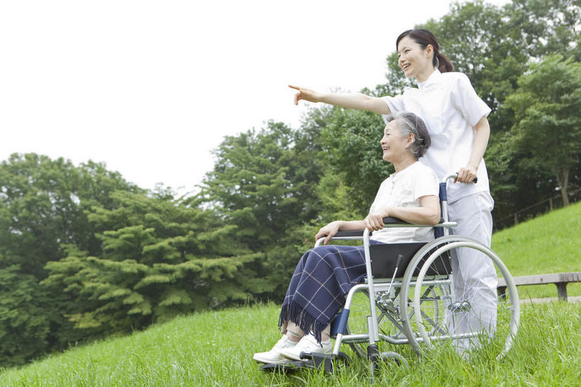 东方人,两个人,站,坐,笑,说,微笑,露齿笑,横图,室外,白天,仰视,讨论,草地,草坪,植物,叶子,亚洲,阴影,远视,朦胧,模糊,光线,工具,影子,绿叶,小草,黄种人,草,树,树干,树木,树枝,绿色,天空,阳光,自然,轮椅,天,复健,站着,康复,手指,器械,嫩叶,生长,晴朗,成长,医疗设备,枝叶,指向,远看,医疗器械,医疗工具,万里无云,辅助设备,交流,老年女性,年轻女性,女人,女性,亚洲人,叶,叶片,晴空,晴空万里,沟通,讲话,交谈,商讨,说话,谈话,站立,坐着,彩图,低角度拍摄,全身