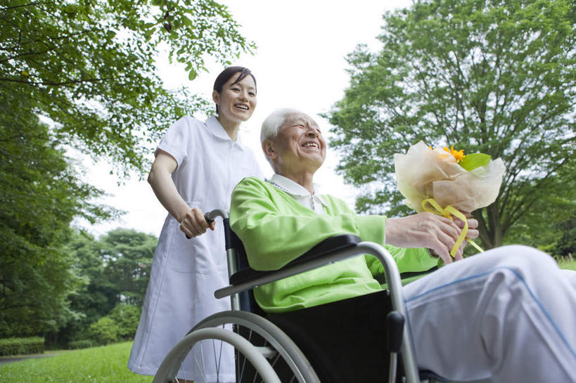 东方人,两个人,护士,站,坐,推,笑,说,微笑,露齿笑,横图,室外,白天,仰视,讨论,草地,草坪,植物,叶子,亚洲,仅一个年轻女性,阴影,远视,光线,工具,影子,绿叶,小草,黄种人,草,花,鲜花,树,树干,树木,树枝,黄色,绿色,天空,阳光,自然,轮椅,天,低头,复健,站着,仅一个老年男性,一束,康复,护士服,器械,嫩叶,生长,晴朗,成长,医疗设备,枝叶,指向,白衣天使,远看,医疗器械,医疗工具,万里无云,辅助设备,交流,老年男性,男人,男性,年轻女性,女人,女性,亚洲人,叶,叶片,晴空,晴空万里,沟通,讲话,交谈,商讨,说话,谈话,站立,坐着,半身,彩图,低角度拍摄