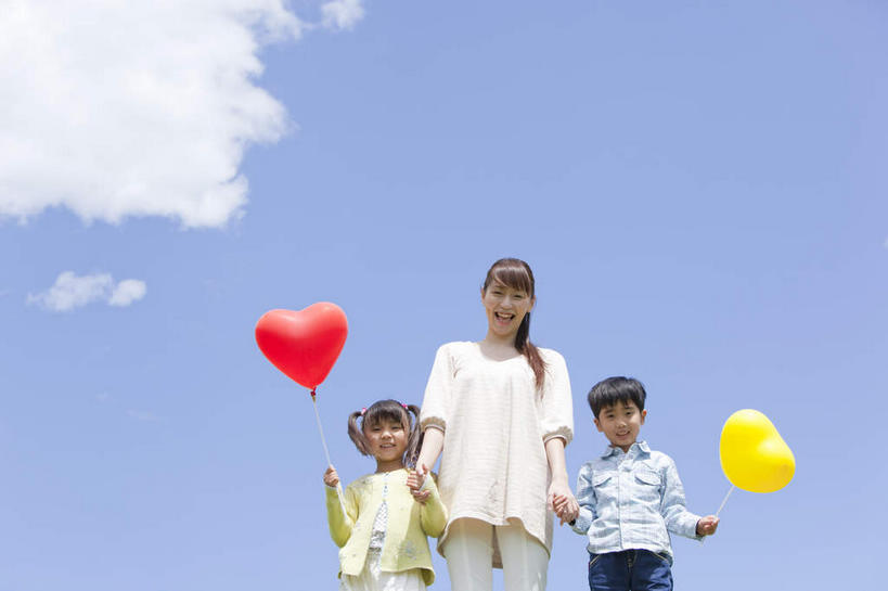 东方人,儿童,三个人,家庭,母亲,女儿,儿子,握手,横图,俯视,室外,白天,仰视,衬衫,裙子,游戏,纯洁,玩具,亚洲,一排,连衣裙,服装,整齐,塑料,云,云朵,玩,云彩,注视,针织衫,黄种人,娱乐,排列,小孩,衣服,黄色,红色,蓝色,白色,白云,蓝天,天空,气球,塑料制品,天,看,两只,休闲,温暖,温馨,母女,母子,一家人,充气玩具,橡胶,可爱,母爱,童年,童趣,益智,晴朗,活动,和睦,队列,发泄,关爱,关注,消遣,智力,亲情,童真,橡胶制品,烂漫,无邪,宣泄,天真,男孩,男人,男性,年轻女性,女孩,女人,女性,亚洲人,孩子,年轻人,晴空,搀手,拉手,手搀手,手拉手,手牵手,手握手,抬头,玩耍,嬉戏,仰头,半身,彩图,低角度拍摄,衬衣,融洽,男生,女生