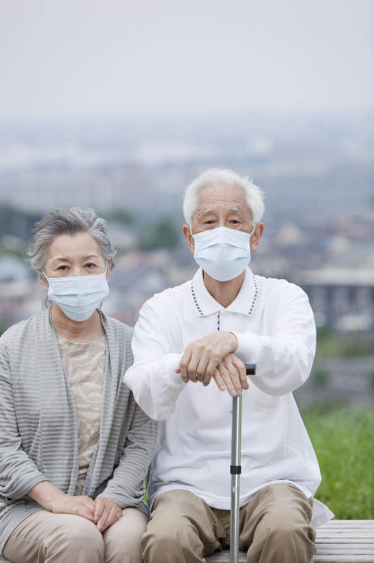 东方人,两个人,夫妻,高楼大厦,坐,竖图,室外,白天,正面,爱情,度假,草地,草坪,美景,植物,城市风光,标志建筑,城市,大厦,地标,建筑,摩天大楼,叶子,亚洲,握,阴影,朦胧,模糊,并排,分离,光线,工具,影子,景观,建筑群,绿叶,过滤,浪漫,小草,分开,黄种人,娱乐,建设,草,树,树干,树木,树枝,绿色,白色,天空,阳光,自然,口罩,天,复健,享受,休闲,康复,器械,嫩叶,隔断,景色,恩爱,放松,握着,遮掩,恋人,生长,晴朗,成长,拐杖,隔离,手杖,医疗设备,卫生,枝叶,掩盖,遮挡,净化,间隔,医疗器械,预防,医疗工具,遮盖,防尘,万里无云,掩饰,断绝,隔开,屏蔽,屏绝,远离,中断,阻遏,阻隔,辅助设备,老年男性,老年女性,男人,男性,女人,女性,亚洲人,夫妇,情侣,叶,叶片,晴空,晴空万里,坐着,半身,彩图,大楼,高层建筑,高楼,摩天楼,伴侣