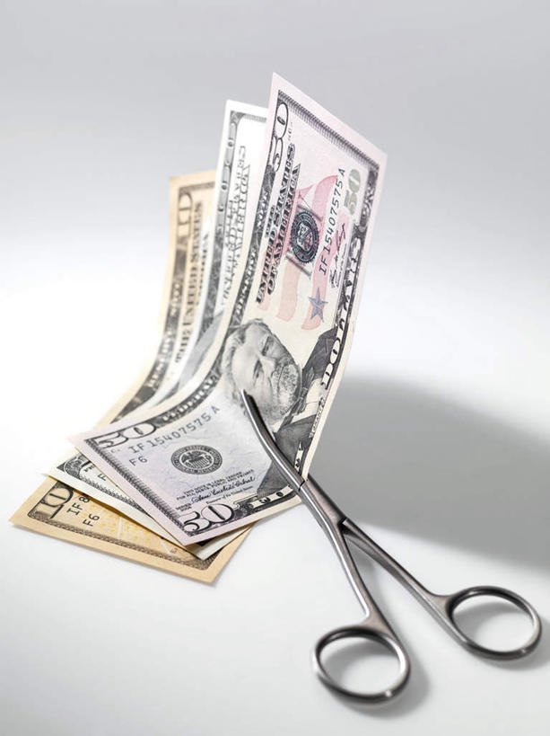 无人,竖图,俯视,室内,特写,白天,白色背景,钱,美元,静物,金属制品,一堆,堆叠,堆积,金属,钱币,钳子,三张,美金,一个,钞票,金融,纸币,摄影,影棚,经济,单个,堆,医疗设备,手术工具,医疗器械,流通,纸钞,贸易,手术钳,医疗用具,货币,现金,彩图,高角度拍摄,影棚拍摄,拍摄