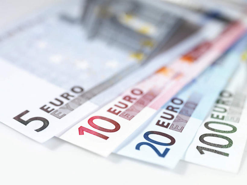 无人,横图,俯视,室内,特写,白天,白色背景,钱,静物,一堆,堆叠,堆积,钱币,四张,欧元,一个,听诊器,钞票,金融,纸币,摄影,影棚,经济,单个,堆,医疗设备,医疗器械,医疗工具,流通,纸钞,贸易,检测工具,货币,现金,彩图,高角度拍摄,影棚拍摄,拍摄