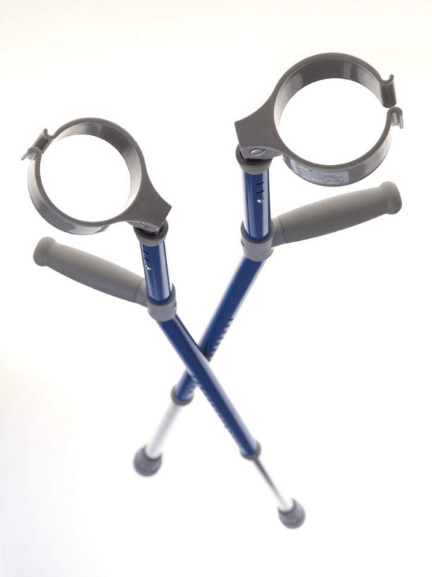 无人,竖图,俯视,室内,特写,白天,白色背景,静物,金属制品,金属,工具,两个,器械,摄影,影棚,拐杖,医疗器械,辅助设备,前臂拐,彩图,高角度拍摄,影棚拍摄,拍摄