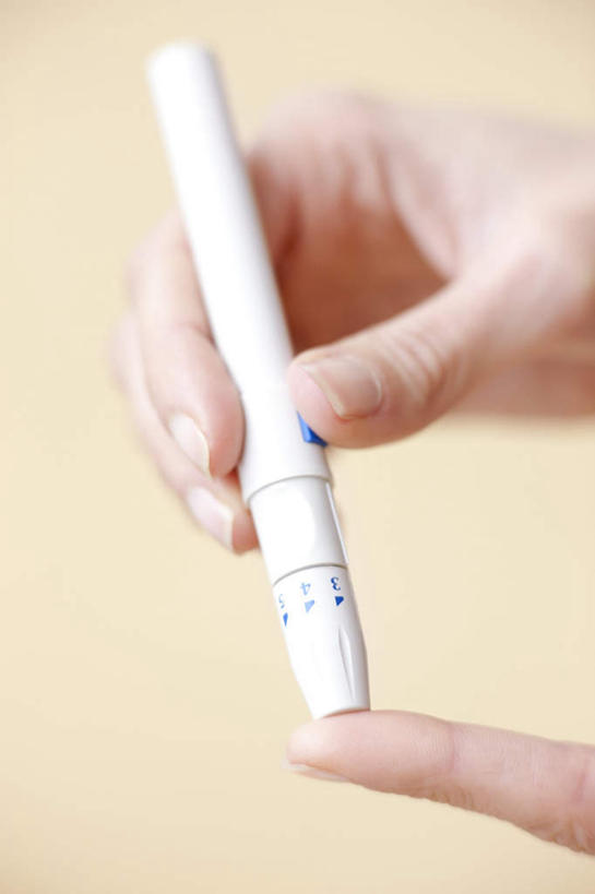 西方人,手,一个人,医生,站,竖图,室内,特写,白天,正面,欧洲,欧洲人,双手,仅一个年轻女性,仅一个女性,仅一个人,握,朦胧,模糊,拿,拿着,站着,医护人员,医疗人员,手部,握着,摄影,影棚,白大褂,医疗器械,医疗工具,年轻女性,女人,女性,白种人,大夫,站立,半身,彩图,影棚拍摄,拍摄,血糖检测仪