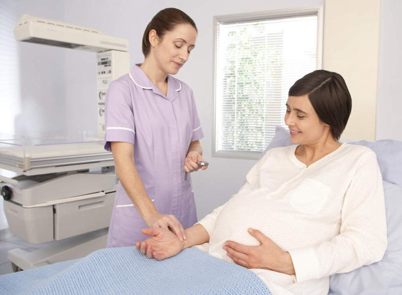 西方人,孕妇,两个人,护士,站,坐,笑,微笑,露齿笑,横图,室内,白天,正面,工作服,制服,窗户,床,欧洲,欧洲人,阴影,光线,影子,墙,床单,注视,被子,玻璃窗,墙壁,墙面,黑色,病床,观察,看,站着,怀孕,观看,察看,诊断,被单,白衣天使,待产,关注,妊娠,准妈妈,工作制服,搭脉,年轻女性,女人,女性,白种人,长发,产妇,站立,坐着,半身,彩图,工作套服