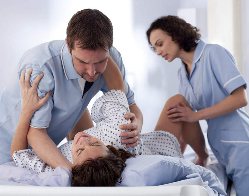 西方人,孕妇,三个人,夫妻,医生,医院,站,躺,抱,横图,室内,白天,正面,爱情,床,欧洲,欧洲人,阴影,光线,影子,墙,床单,浪漫,被子,墙壁,墙面,站着,医护人员,医疗人员,怀孕,恩爱,恋人,单人床,抱着,分娩,被单,搂着,待产,医疗机构,妊娠,准妈妈,临盆,临蓐,男人,男性,年轻男性,年轻女性,女人,女性,白种人,夫妇,情侣,产妇,大夫,搂,搂抱,躺着,站立,半身,彩图,病院,诊所,伴侣