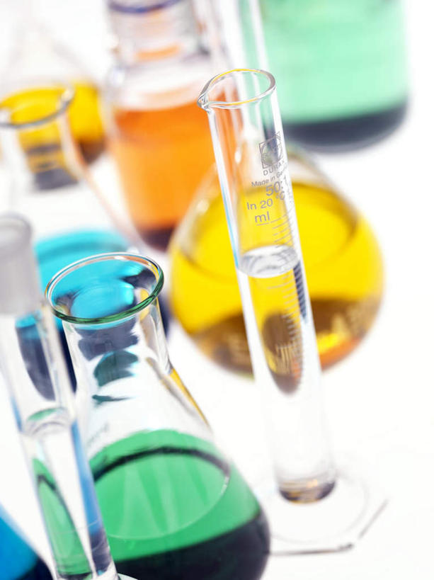 无人,竖图,俯视,室内,特写,白天,实验,仪器,水,静物,杯子,许多,朦胧,模糊,研究,透明,分析,科学,化学,测试,试管,试剂,液体,实验室,水滴,研究室,量杯,玻璃制品,玻璃瓶,瓶子,器皿,科研,化验,检验,计量,研究所,玻璃仪器,试验耗材,实验用品,化验室,检验室,玻璃杯,彩图,高角度拍摄