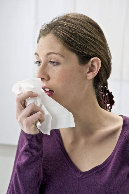 西方人,一个人,举,竖图,室内,白天,正面,毛衣,欧洲,欧洲人,仅一个年轻女性,仅一个女性,仅一个人,一张,握,服装,餐巾纸,拿,拿着,注视,休闲装,衣服,紫色,纸巾,观察,看,托,休闲,休闲服,握着,服饰,观看,察看,关注,年轻女性,女人,女性,白种人,举起,举手,举着,向上举,向上伸,向上托,半身,彩图,绒衣,套衫,套头毛衣,线衣