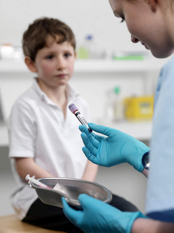 西方人,儿童,两个人,医生,医院,坐,举,笑,微笑,竖图,室内,白天,正面,纯洁,安全,实验,仪器,杯子,金属制品,欧洲,欧洲人,一双,握,研究,透明,分析,化学,测试,金属,试管,防护,拿,拿着,注视,玻璃制品,一个,小孩,玻璃瓶,瓶子,容器,手套,低头,观察,看,托,医护人员,医疗人员,器皿,针管,针筒,可爱,童年,童趣,握着,注射,单个,观看,储藏,保护,察看,医疗,医疗设备,注射器,白大褂,储存,关注,保险,计量,童真,烂漫,无邪,医疗机构,玻璃仪器,试验耗材,实验用品,保全,周全,安稳,安定,防护手套,肾形盘,平安,天真,女孩,女人,女性,中年女性,白种人,大夫,玻璃杯,举起,举手,举着,向上举,向上伸,向上托,坐着,半身,彩图,病院,诊所,贮存,女生