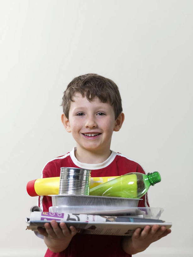 儿童,一个人,站,捧,笑,微笑,露齿笑,竖图,室内,特写,白天,白色背景,正面,纯洁,报纸,金属制品,仅一个男性,仅一个人,一堆,许多,堆叠,堆积,信息,金属,英文,标志,罐子,文字,字符,字母,注视,标识,小孩,瓶子,容器,塑料制品,观察,看,站着,仅一个小孩,塑料瓶,可爱,童年,童趣,摄影,影棚,观看,储藏,堆,英文字母,新闻,察看,储存,关注,医疗器械,童真,烂漫,无邪,肾形盘,天真,男孩,男人,男性,孩子,端,端着,捧着,手捧,站立,半身,彩图,影棚拍摄,拍摄,贮存,报刊,男生