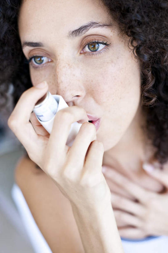 西方人,脸,头,脸颊,手,头发,一个人,坐,举,摸,竖图,室内,特写,白天,正面,欧洲,欧洲人,双手,仅一个年轻女性,仅一个女性,仅一个人,抚摸,握,弯曲,拿,拿着,吊带衫,一个,衣服,白色,托,一件,手部,手指,握着,吸,单个,按压,医疗设备,医疗器械,吮吸,哮喘吸入器,年轻女性,女人,女性,白种人,头部,卷发,脸部,脸蛋,面部,触摸,接触,举起,举着,向上举,向上伸,向上托,坐着,半身,彩图