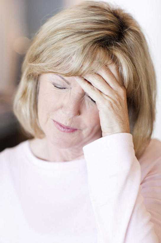 西方人,脸,头,眼睛,脸颊,眉毛,睫毛,手,头发,一个人,站,摸,竖图,室内,特写,白天,正面,欧洲,欧洲人,仅一个年轻女性,仅一个女性,仅一个人,抚摸,朦胧,模糊,上衣,衣服,黄色,站着,一件,手部,眼部,撑着,家居服,年轻女性,女人,女性,白种人,胳膊,头部,额头,睫,脸部,脸蛋,眉,面部,眼,眼睫毛,眼眉,触摸,接触,站立,半身,彩图,短发,眼眉毛